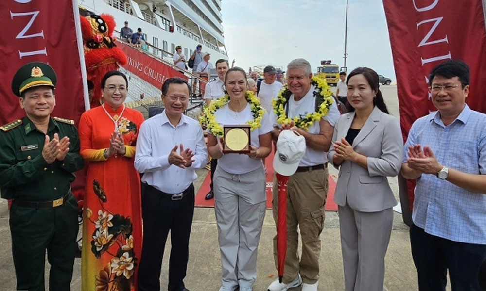 American tourists welcomed as Quang Ninh's 3 millionth foreign arrivals of 2024